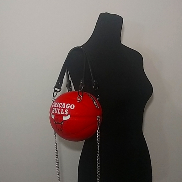 NWT LIMITED EDITION HANDMADE CHICAGO BULLS SMALL BASKETBALL PURSE 🏀 - Picture 3 of 17